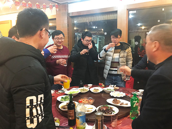 年会供应商举杯